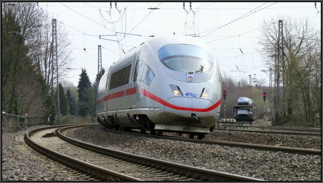 Dieser ICE3 der NS legt sich gerade elegant in den Gleisbogen bei Eschweiler (Rhl) auf der Kbs 480 am 04.04.15. Aus Frankfurt kommend ist der nächste Halt nun Aachen,bevor es in Richtung Brüssel geht.