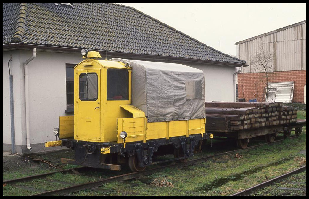 Dieser interessante kleine Schienen LKW stand am 14.4.1992 am BW in Harpstedt.
