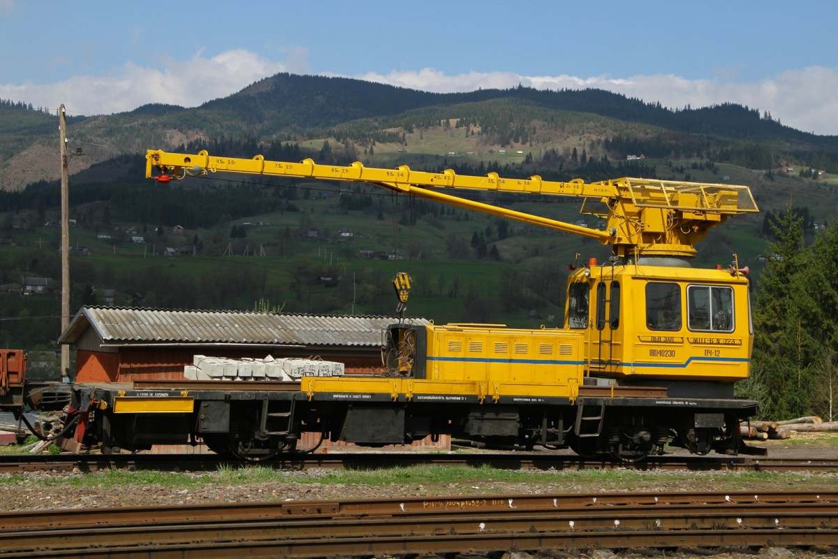 Dieser Kranwagen stand am 1 Mai 2015 im Bahnhof von Jasinja in den Kaparten abgestellt.
