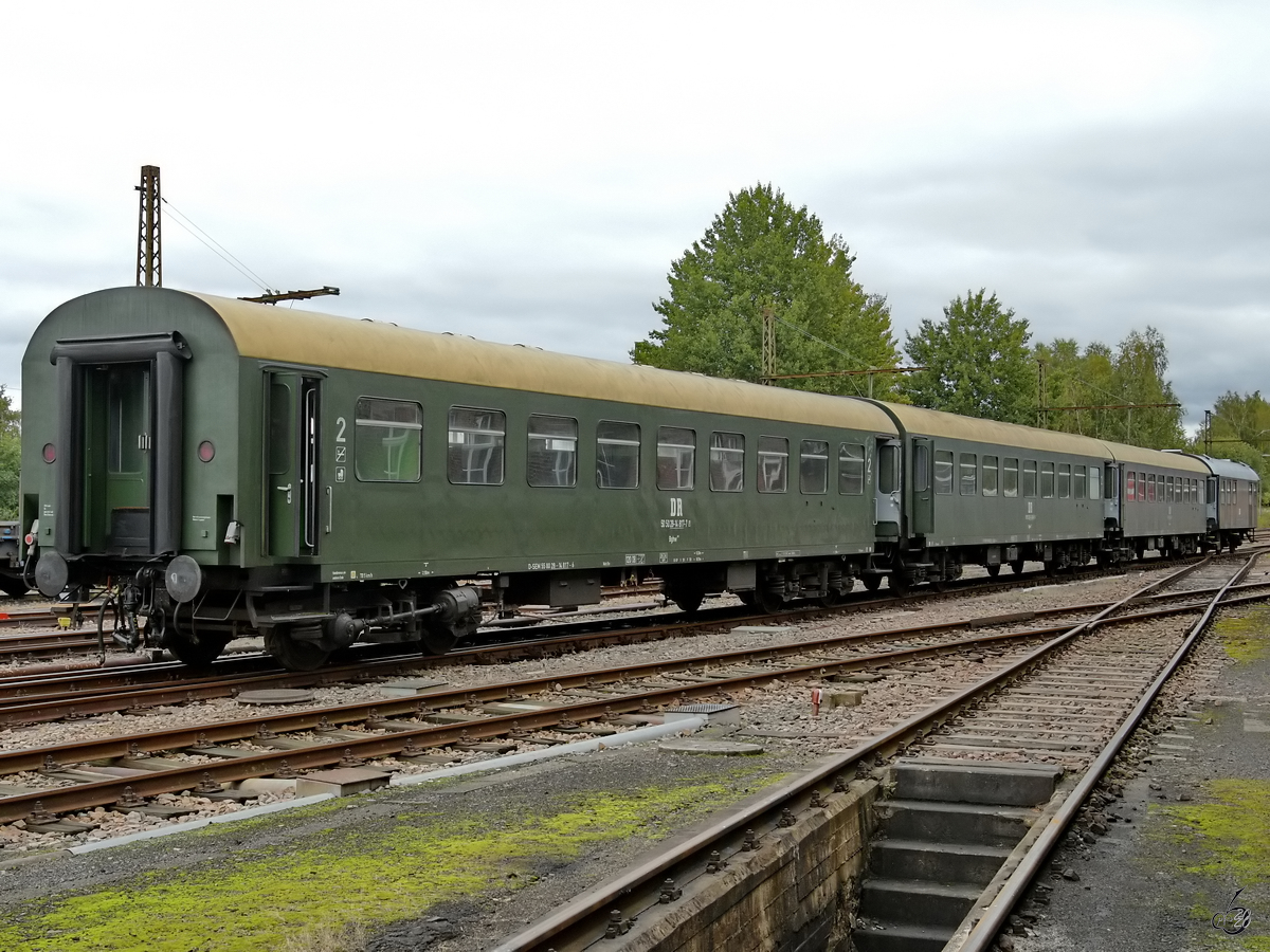 Dieser kurze Personenzug wurde für eine Sonderfahrt zusammengestellt und war im September 2020 auf dem Gelände des Sächsischen Eisenbahnmuseums in Chemnitz-Hilbersdorf zu sehen.