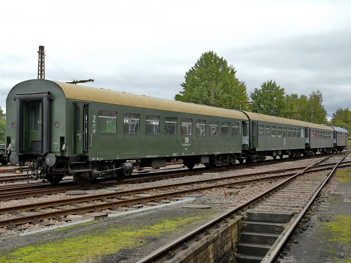 Dieser kurze Personenzug wurde für eine Sonderfahrt zusammengestellt und war im September 2020 auf dem Gelände des Sächsischen Eisenbahnmuseums in Chemnitz-Hilbersdorf zu sehen.