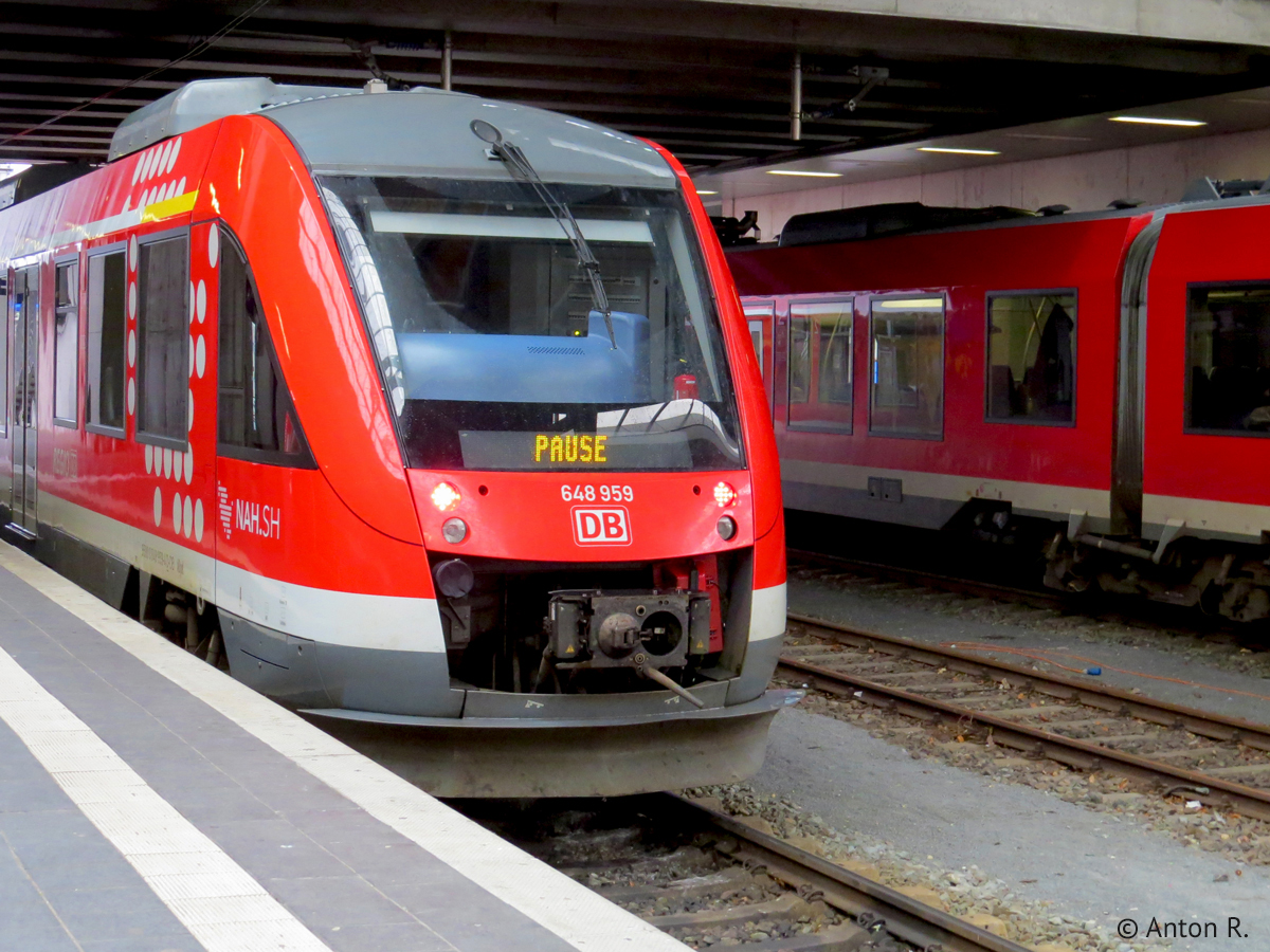 Dieser LINT 41 (BR 648) der DB Regio Nord (Regionalbahn Schleswig-Holstein) machte am 14.11.2015 in Lübeck Hbf Pause. Das Fahrzeug ist mit dem neuesten NAH.SH-Corporate Design ausgestattet. Im Hintergrund ist ein weiterer LINT 41 zu erkennen – diese Baureihe prägt das alltägliche Bild am Lübecker Hauptbahnhof ungemein.