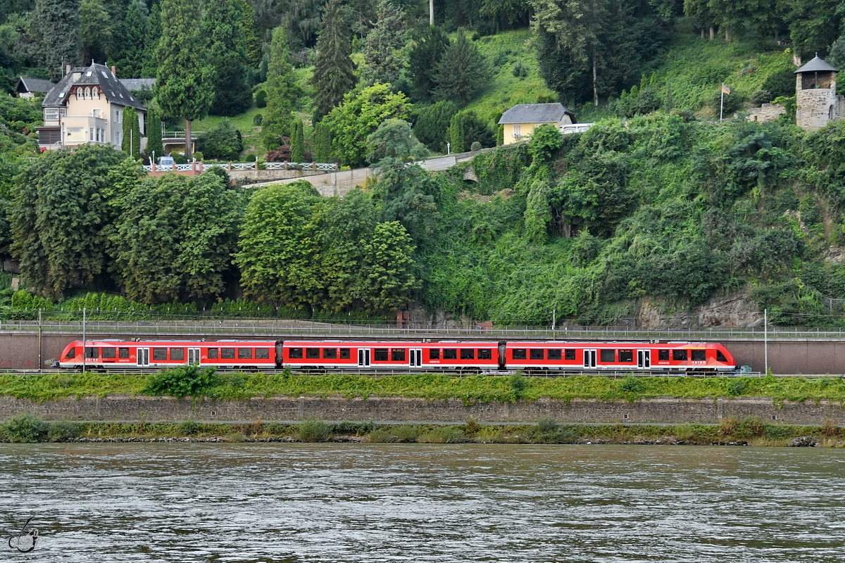Dieser Lint81-Dieseltriebzug (620 007) war Anfang August 2021 bei Remagen zu sehen.