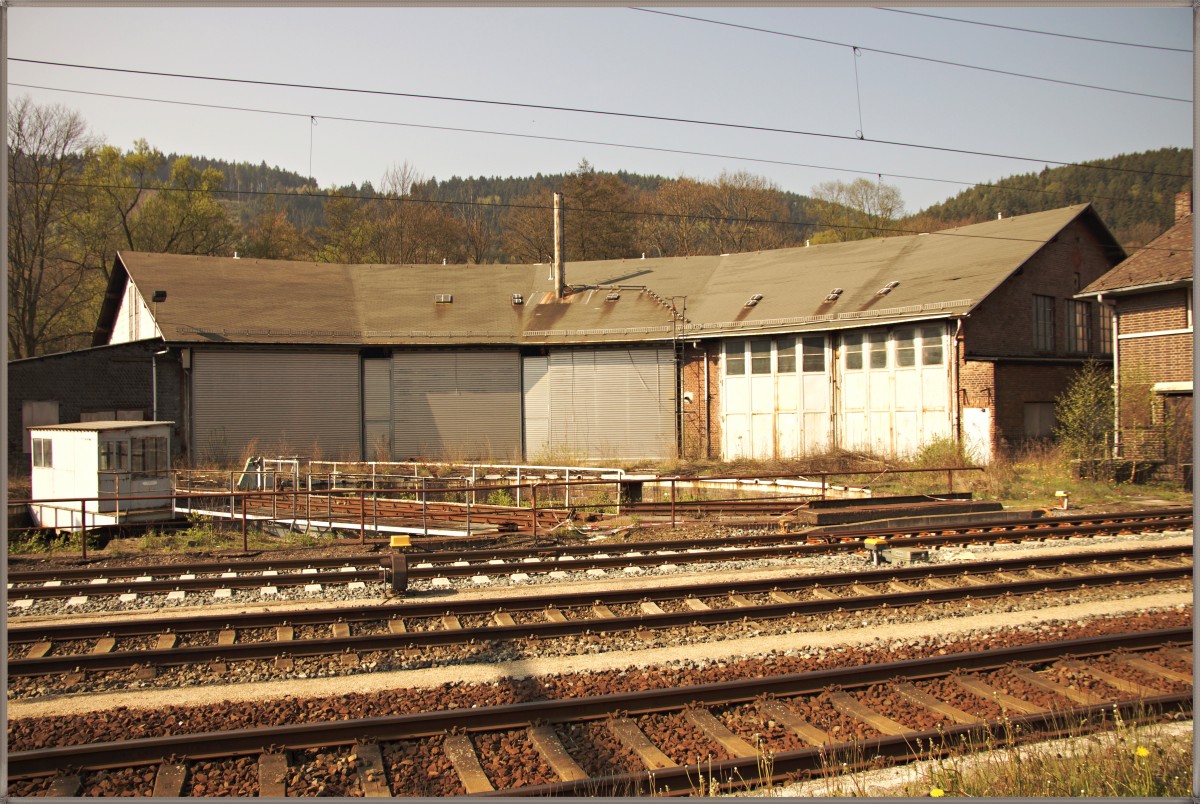 Dieser Lokschuppen hat auch schon bessere Zeiten gesehen.Und jetzt nur noch eine Ruine gesehen am 24.04.14 in Probstzella.