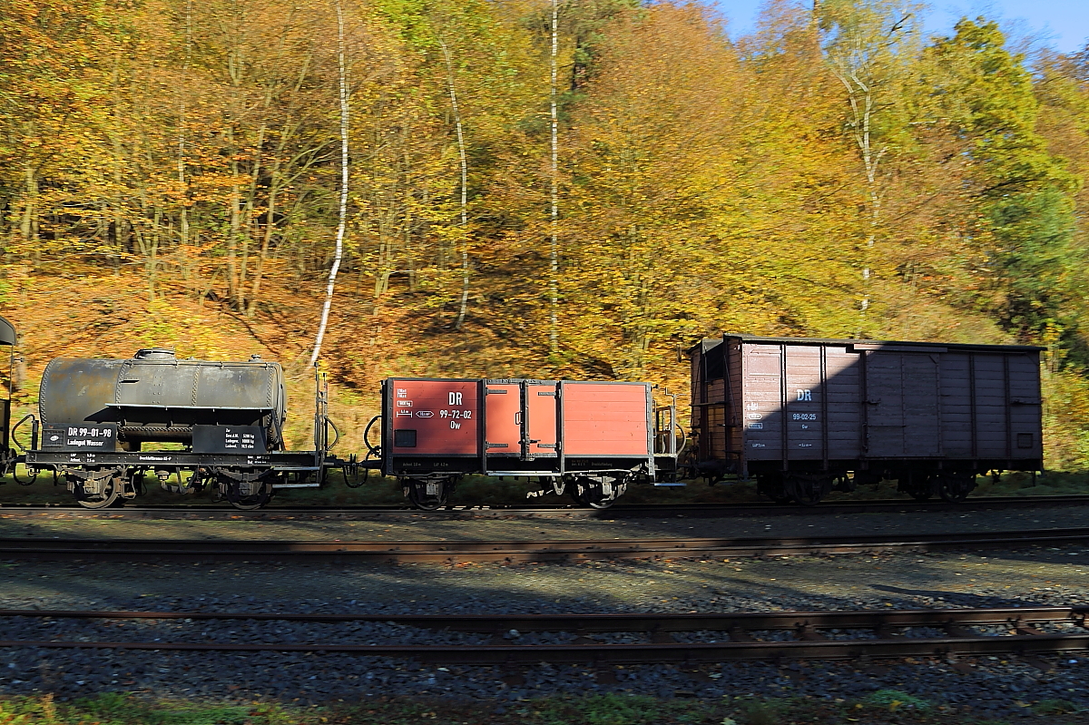 Dieser Mitzieher zeigt die drei Güterwagen, welche am 19.10.2014 von 99 6001 mit ihrem IG HSB-Sonder-PmG, hier im Haltepunkt Mägdesprung hinterstellt und einige Zeit später von 99 5906 mit dem ihren wieder abgeholt werden.