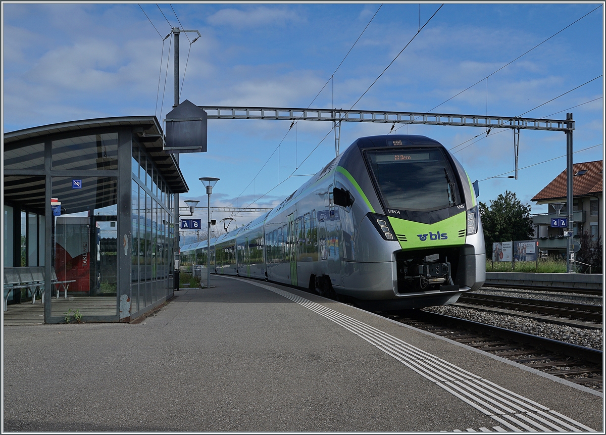 Dieser neue BLS RABe 528 105  verführte  mir zu einer BLS Fahrt von Neuchâtel nach Biel/Bienne via BLS bzw. via Kerzers und Lyss. Die Fahrt mit dem neuen Zug von Neuchâtel nach Kerzers verlief weitaus besser als dann der Versuch, den Zug hier in Kerzers zu fotografieren... 

6. Juni 2021