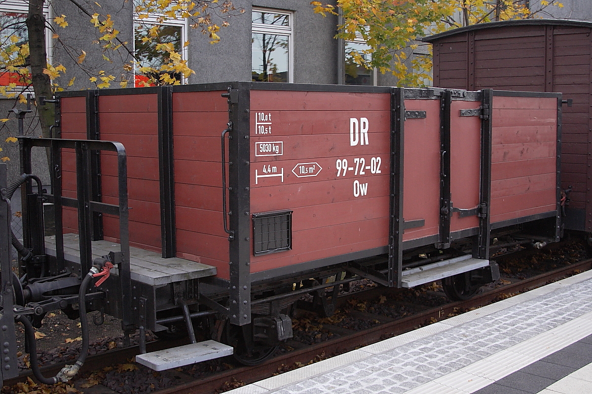 Dieser offen Güterwagen der Gattung Ow mit der Nummer 99-79-02 wurde im Jahre 1900 von Orenstein & Koppel (O & K), vermutlich im Berliner Stammwerk, gebaut. Der Einsatz erfolgte ausschließlich bei den Harzer Schmalspurbahnen (vornehmlich Selketalbahn). Seit 1992 befindet er sich im Besitz der IG HSB und wird, allerdings ungebremst, in Fotogüterzügen eingesetzt. (Aufnahme vom 20.10.2013 im Bahnhof Wernigerode)