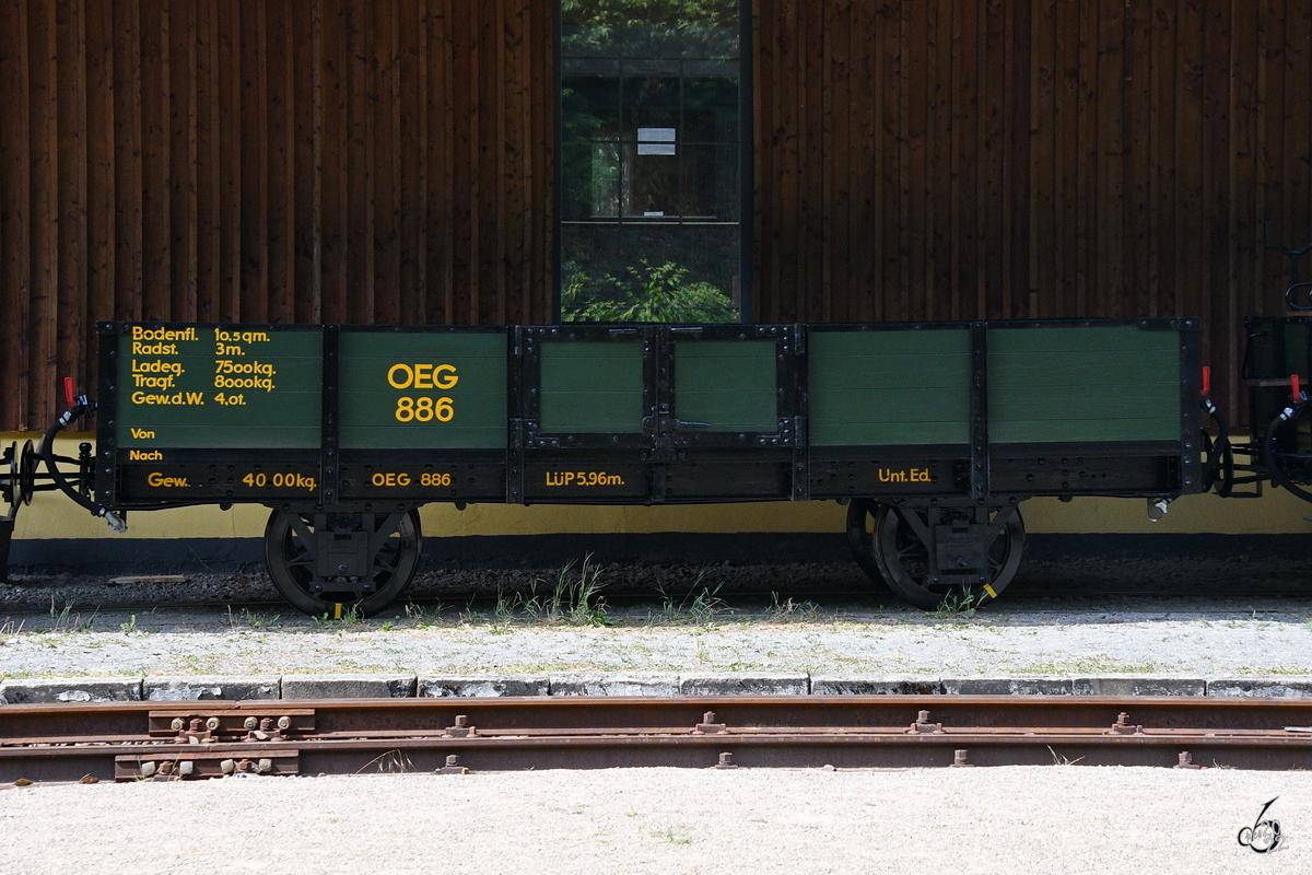 Dieser offene Güterwagen OEG 886 war Ende Juli 2022 in Hüinghausen zu sehen.