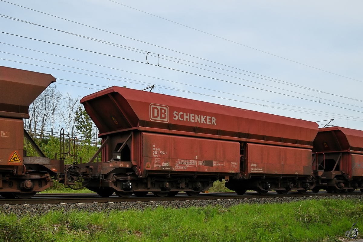 Dieser offene Schüttgutwagen mit schlagartiger Schwerkraftentladung Falrrs (81 80 6861 635-3) war Anfang Mai 2021 in Lintorf zu sehen.