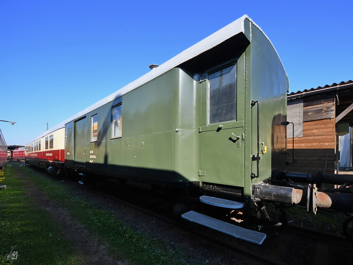 Dieser Packwagen Pwg s (50 9506854-3) war im Außenbereich des Eisenbahnmuseums in Koblenz zu sehen. (September 2021)