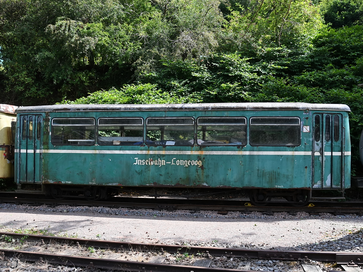 Dieser Personenwagen VB3 der Inselbahn Langeoog war Ende Juli 2022 in Hüinghausen abgestellt.