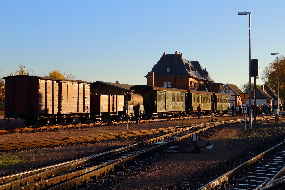 Dieser PmG, aufgenommen am 19.10.2014, wird unter Traktion von 99 6001 als zweiter von zwei Sonderzügen der IG HSB, inklusive des Fotografen, den Bahnhof Gernrode verlassen.