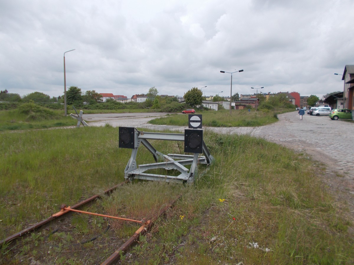 Dieser Prellbock steht auf dem letzten genutzen Gleis im ehemaligen Stralsunder Güterbahnhof.Aufnahme vom 18.Mai 2015.