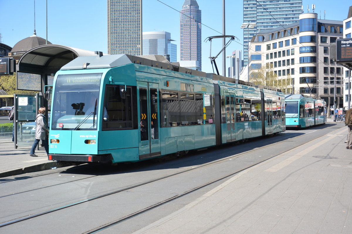 Dieser R-Wagen (037 A) wurde am 20.04.2016 an der Haltestelle, Frankfurt am Main Hauptbahnhof aufgenommen.
