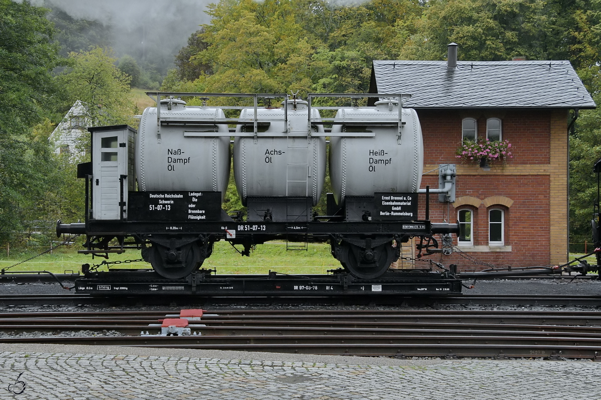 Dieser Rf4-Rollwagen (97-03-78) war Ende September 2020 mit einem Kesselwagen (51-07-13) beladen in Steinbach zu sehen.