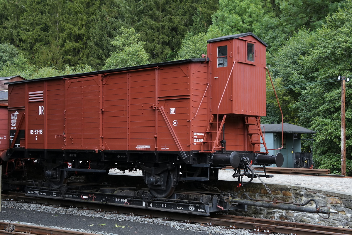 Dieser Rf4-Rollwagen (97-08-63) war mit einem gedeckten Güterwagen (05-63-98) beladen in Schmalzgrube abgestellt. (September 2020)

