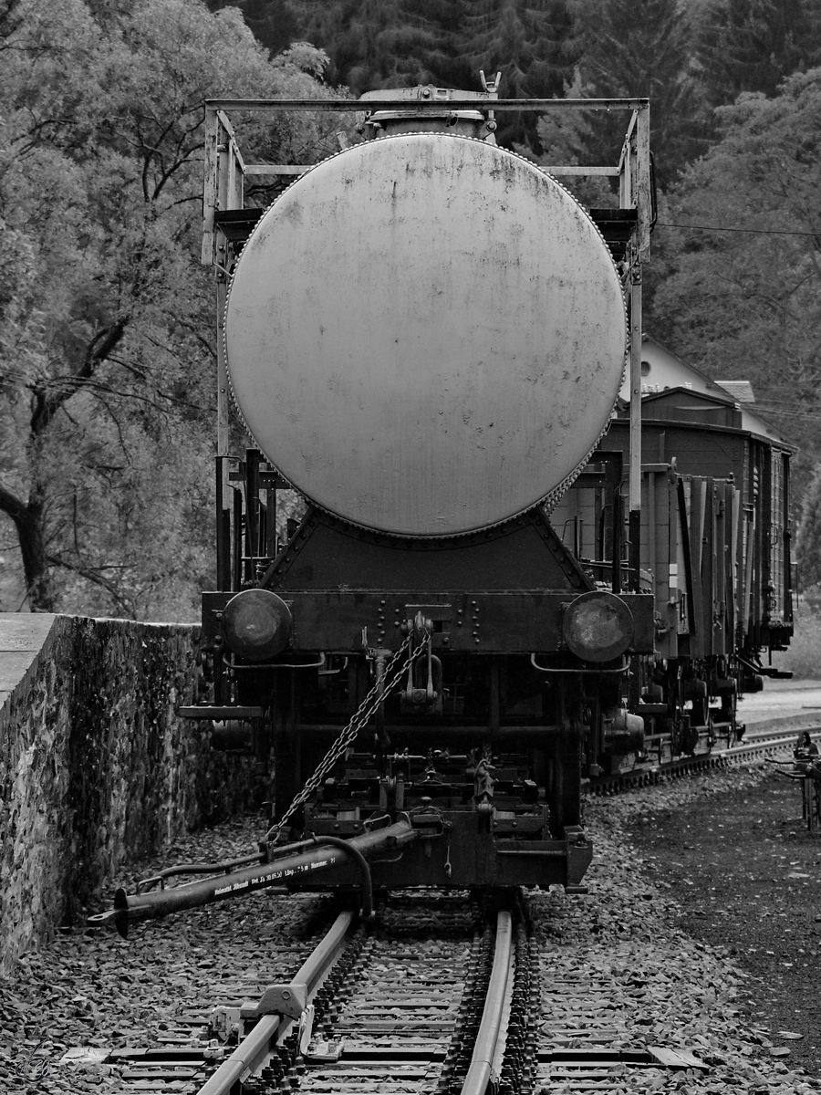 Dieser Rf4-Rollwagen (97-08-65) war mit einem Kesselwagen Zkk (25-50-720) beladen und in Schmalzgrube abgestellt. (September 2020)