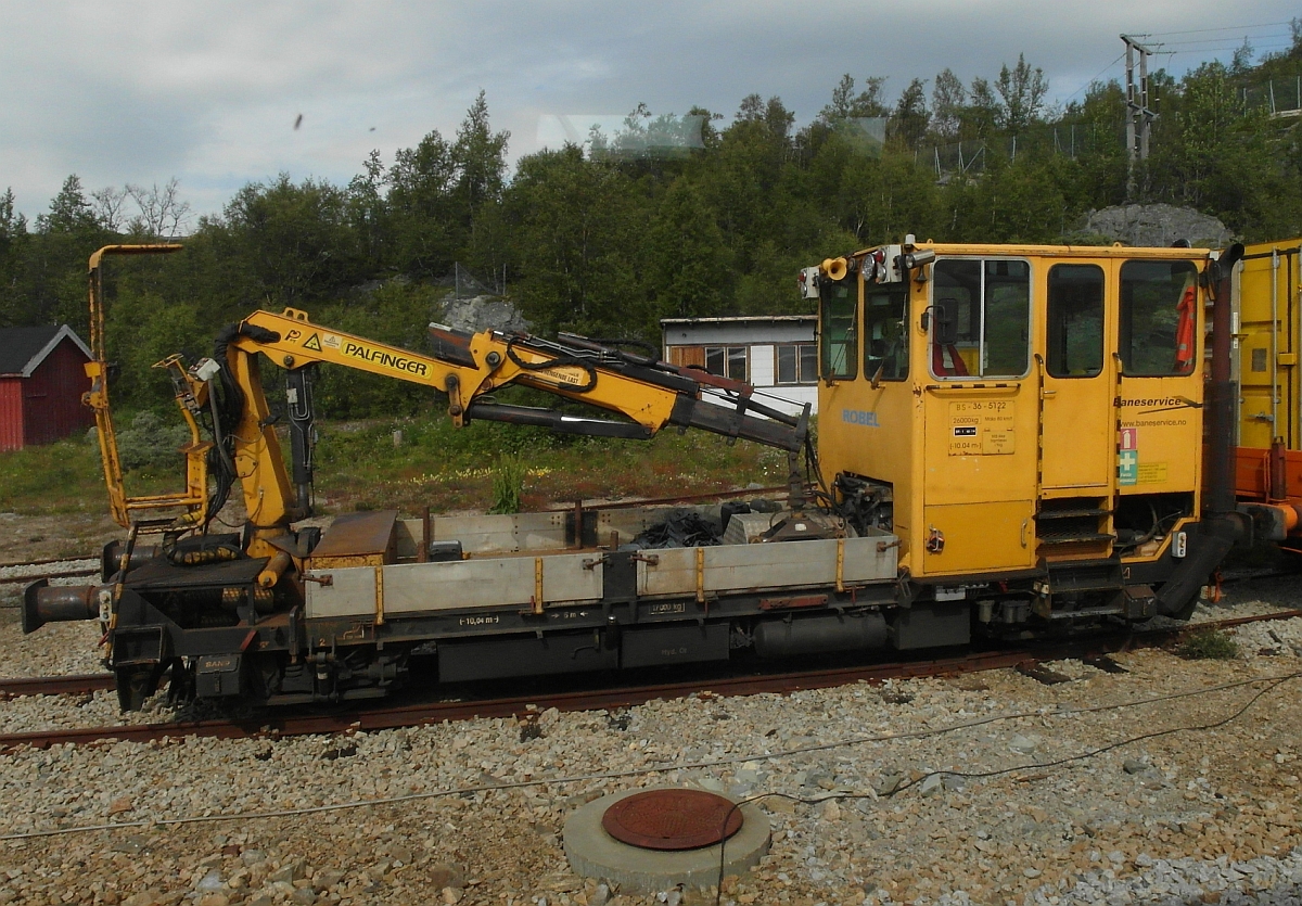 Dieser ROBEL (BS - 36 - 5122) stand am 22.08.2015 in Haugastøl. Fotografiert wurde aus dem von Bergen nach Oslo fahrenden Zug.
