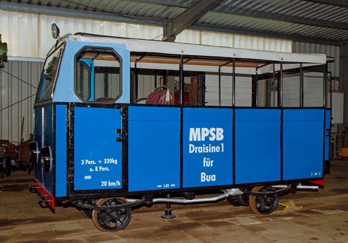 Dieser Schienenbus im Lokschuppen passt besser zur MPSB in Schwichtenberg, als der im Winter abgestellte Strassenbahnwagen. - 21.09.2014