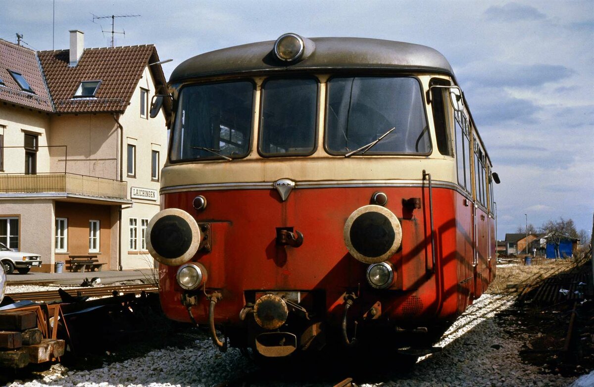 Dieser Schienenbus der WEG-Nebenbahn Amstetten-Laichingen war schon vor langer Zeit auf eine Spurweite von 1000 mm umgebaut worden. 1985 war er vor dem Bahnhof Laichingen nur noch als Reserve abgestellt.
Datum: 01.04.1985