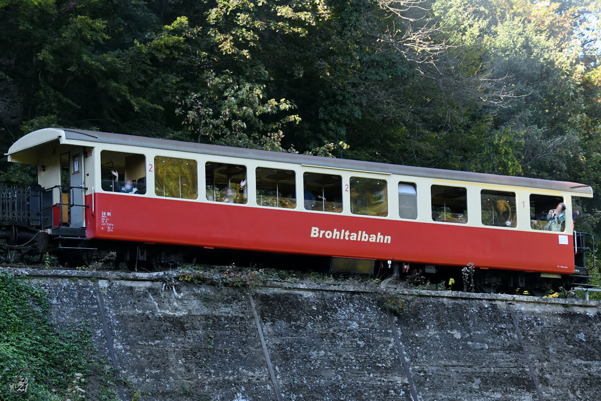 Dieser Schmalspurpersonenwagen (38 IBS KAB 4i) war im Oktober 2021 in Bad Tönisstein zu sehen.