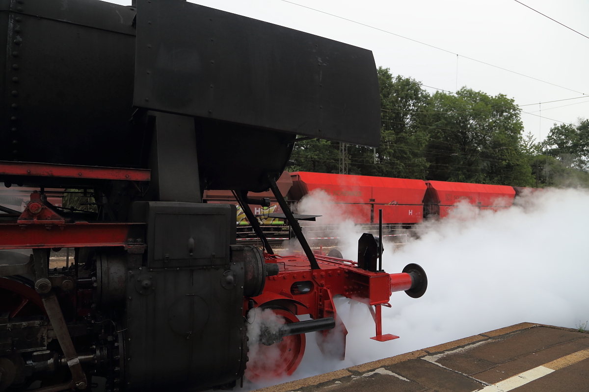 Dieser Schnappschuß zeigt 52 4867 am 05.09.2015 im Bahnhof Laufach beim Dampfablassen über die Zylinderentwässerungen, was mit ohrenbetäubendem, donnerndem Zischen einhergeht, sodaß alle Umstehenden sich die Ohren zuhielten. Die Maßnahme war notwendig, um etwas Kesseldruck abzubauen und somit ein Ansprechen der Sicherheitsventile zu vermeiden. Der Kessel wurde für die bevorstehende Bewältigung der Spessart-Rampe (übrigens ohne die hier sonst übliche Schubunterstützung!!), auf Höchstdruck gehalten. Da die Weiterfahrt in Richtung Schweinfurt sich aber wegen einiger Zugüberholungen etwas länger verzögerte, mußte halt immer ein wenig Druck abgebaut werden. Die nachfolgende Fahrt über die Spessart-Rampe, welche mit voll ausgelegter Steuerung geschah, war dann aber ein optischer und akustischer Genuß für jeden Dampflokfan!
