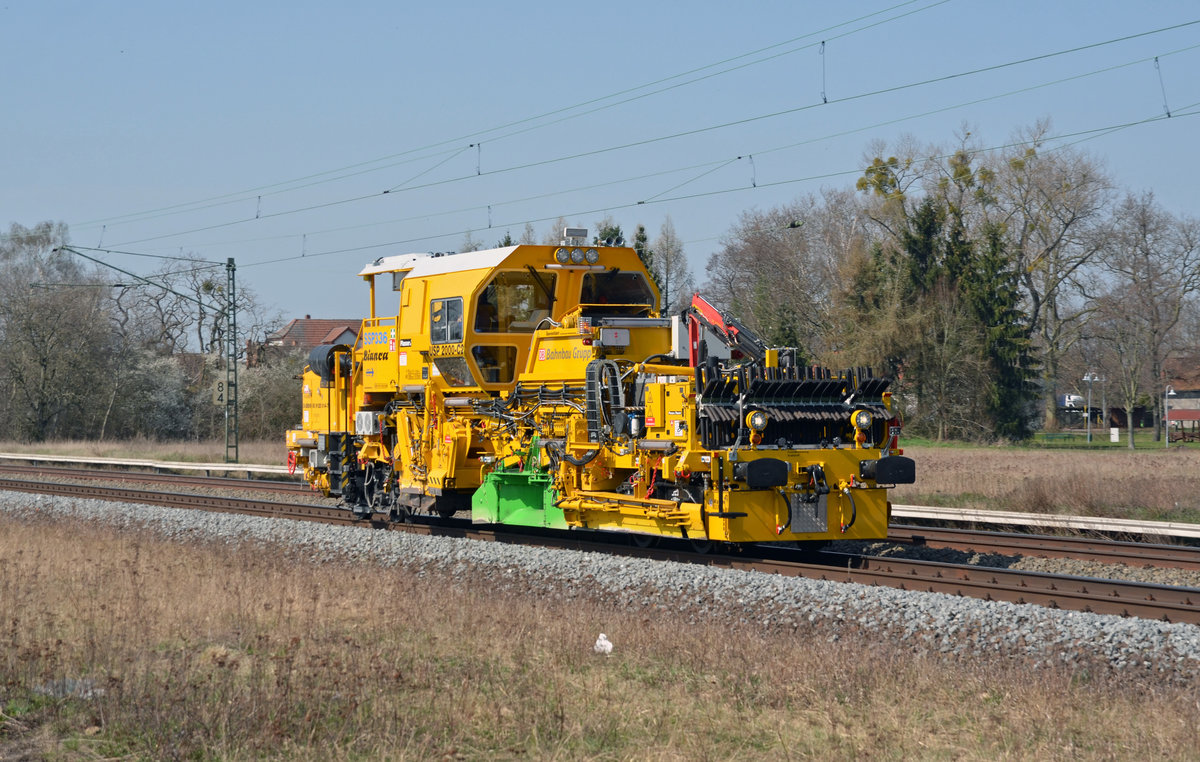 Dieser Schotterpflug USP 2000 C2 der Bahnbaugruppe sah noch recht neu aus. Am 10.04.18 rollte dieser durch Jütrichau Richtung Roßlau. Er war auf Probefahrt und kam nach 2 Stunden wieder zurück.