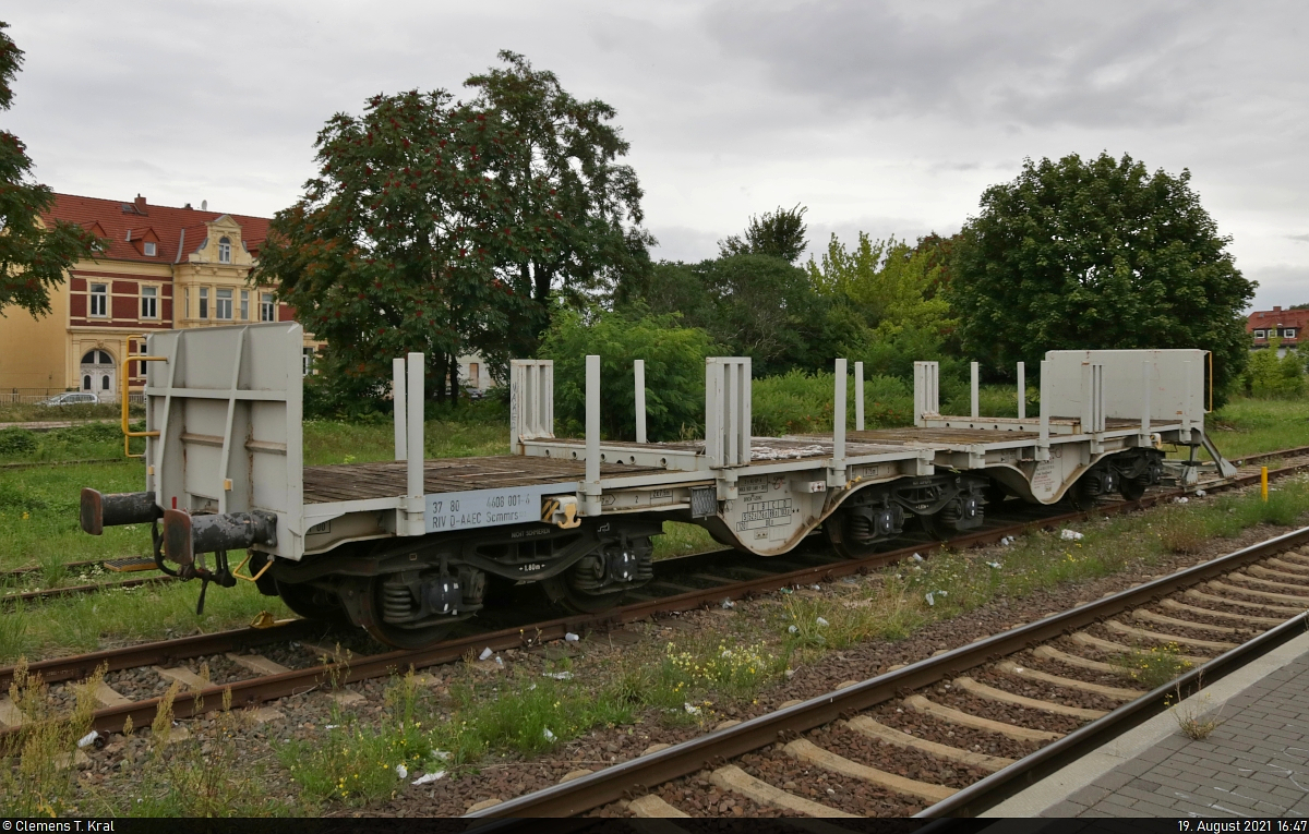 Dieser sechsachsige Flachwagen mit der Bezeichnung  Scmmrs <sup>123</sup>  (37 80 4608 001-6 D-AAEC) fristet auf einem Stumpfgleis im Bahnhof Staßfurt sein Dasein.

🧰 VTG AG
🚩 Bahnstrecke Schönebeck–Güsten (KBS 335)
🕓 19.8.2021 | 16:47 Uhr