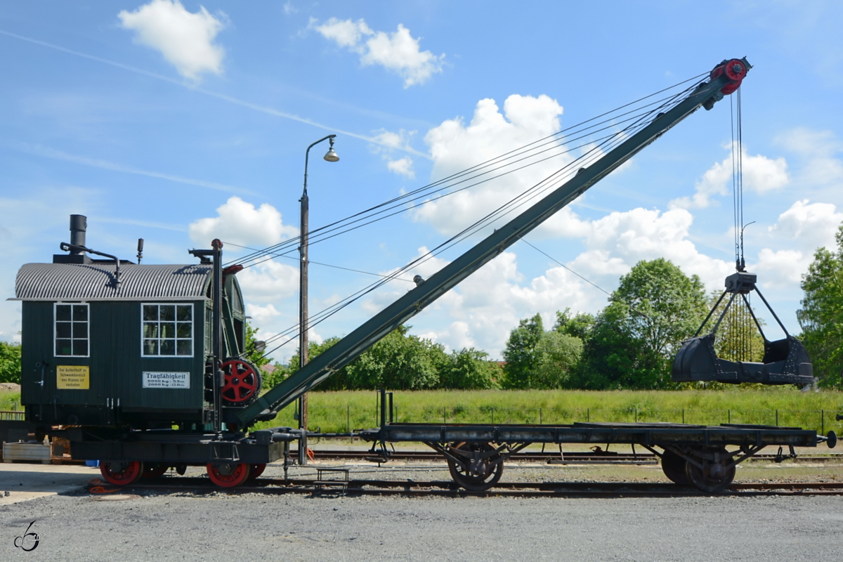 Dieser selbstfahrender Dampfdrehkran  5363  aus dem Jahr 1927 wurde bei DEMAG in Duisburg gebaut. Er war im Hafen Deggendorf bis 1973 im Einsatz und ist auch heute noch im betriebsfähigen Zustand. (Deutsches Dampflokomotiv-Museum Neuenmarkt-Wirsberg, Juni 2019)