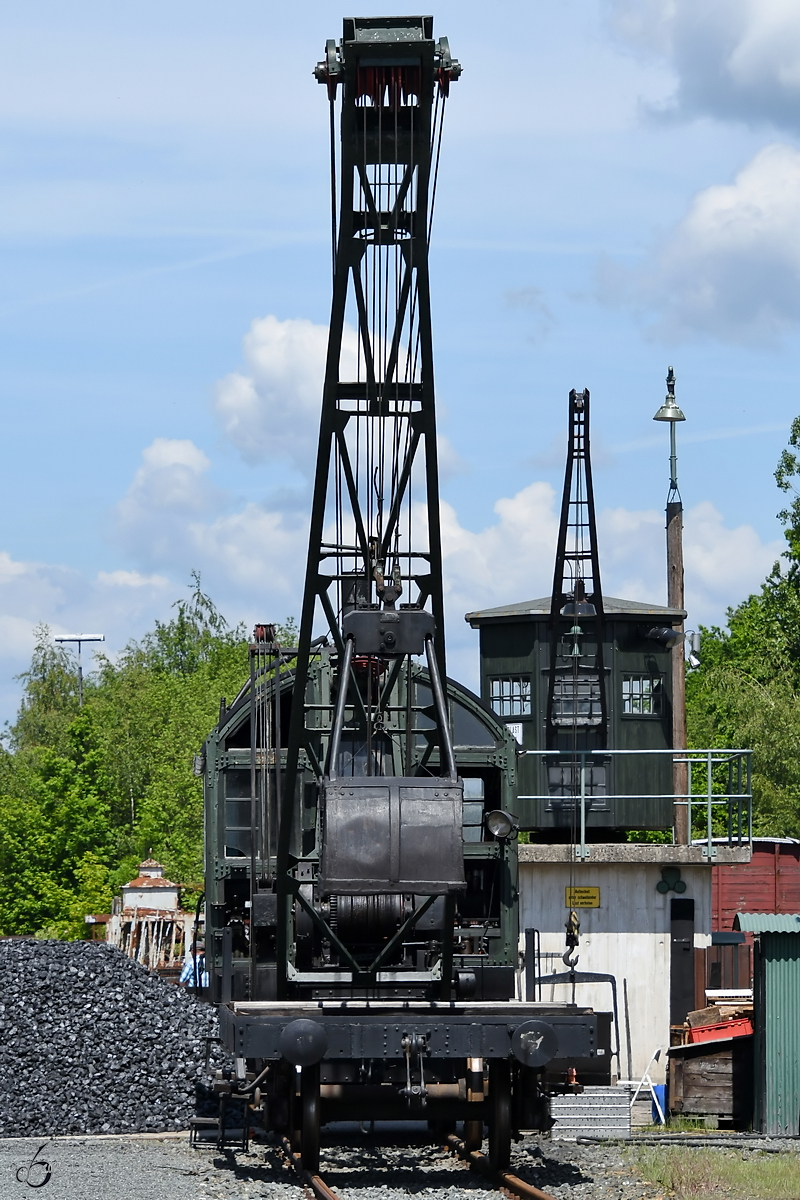 Dieser selbstfahrender Dampfdrehkran  5363  aus dem Jahr 1927 wurde bei DEMAG in Duisburg gebaut. Er war im Hafen Deggendorf bis 1973 im Einsatz und ist auch heute noch im betriebsfähigen Zustand. (Deutsches Dampflokomotiv-Museum Neuenmarkt-Wirsberg, Juni 2019)