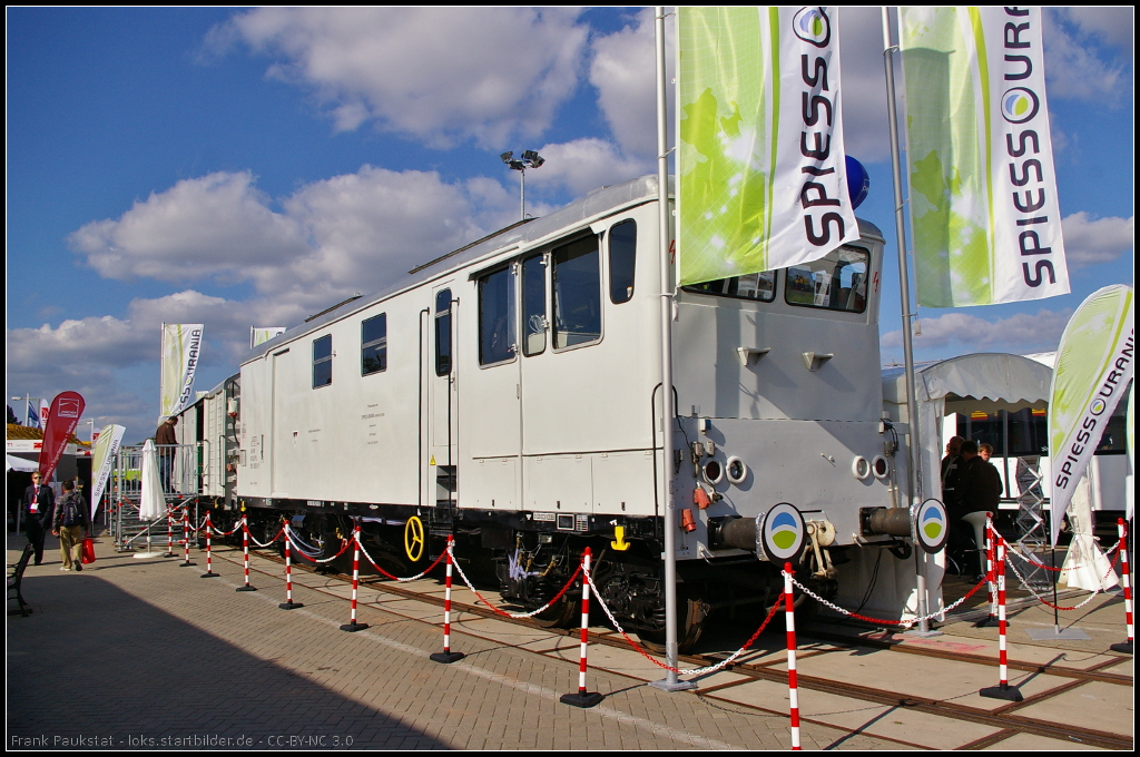 Dieser Spritzwagen gehört zu einem kompletten Spritzzug der Firma Spiess-Urania Chemicals GmbH aus Hamburg. Dieser Zug wird eingesetzt um Unkraut mittels Herbiziden zu bekämpfen. Der Zug stand während der InnoTrans 2014 in Berlin auf dem Außengelände. Leider waren die Fahnen etwas ungünstig aufgestellt.