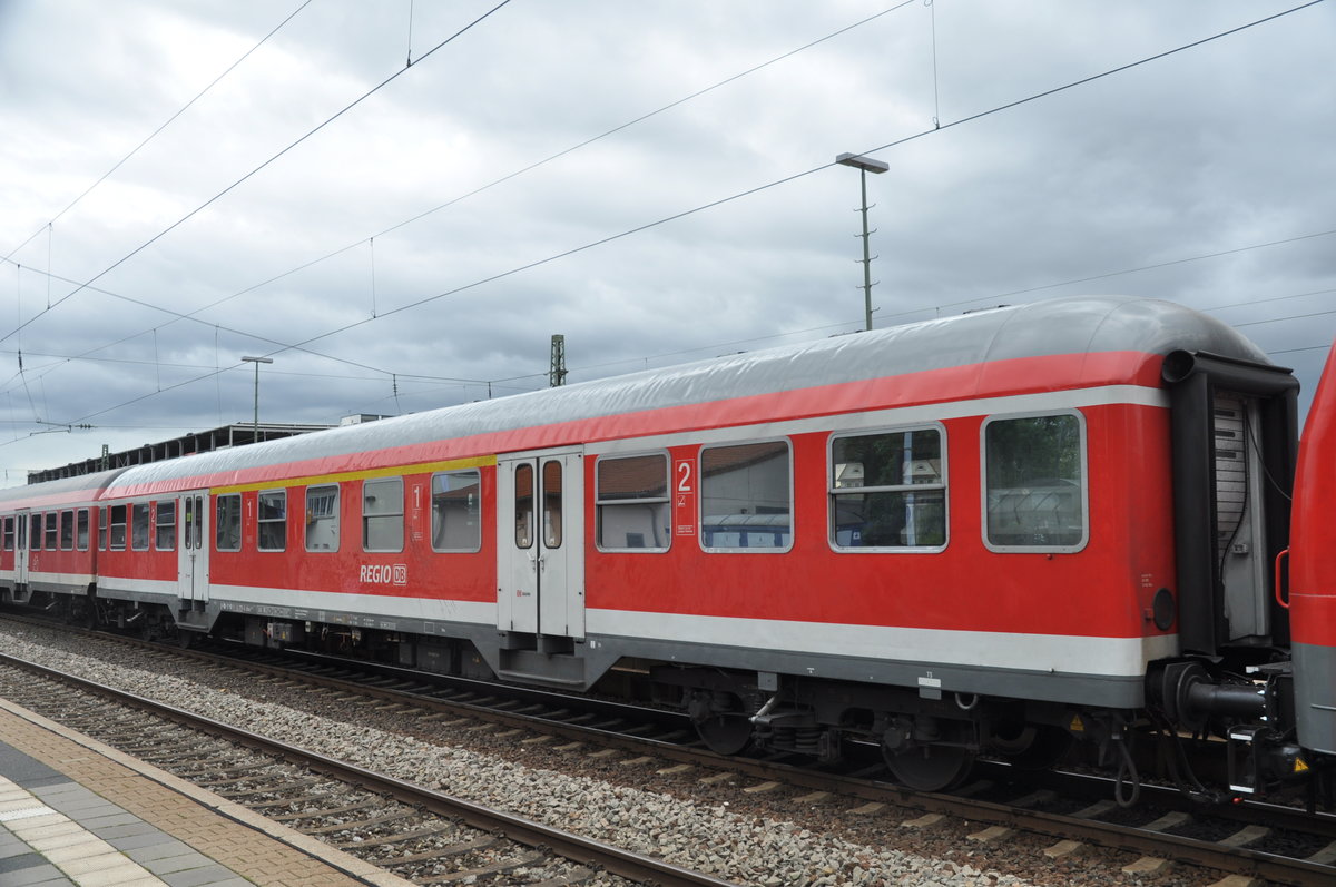 Dieser Stuttgarter ABnrz 418.4 besitzt das OFV-Design mit DBm Sitze und das ohne Glastrennwände und war im Juli 2016 im RE Stuttgart-Tübingen (Dosto-Ersatz) Eingereit!

50 80 31-34 373 ABnrz 418.4

Reutlingen HBF 

Juli 2016 