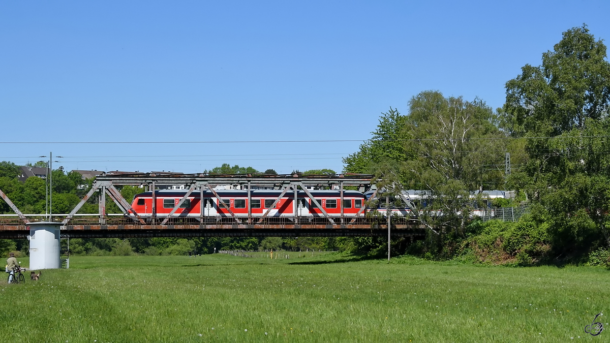 Dieser TRI-Steuerwagen kann sein DB-Herkunft nicht leugnen, so gesehen Anfang Mai 2020 auf der Eisenbahnbrücke in Hattingen. 