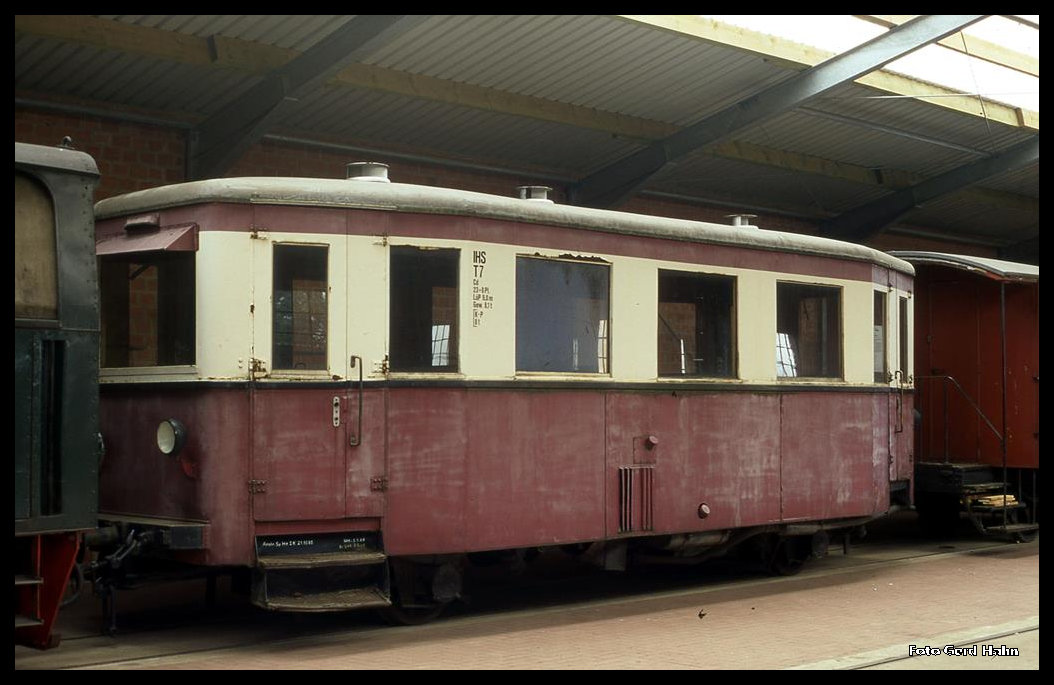 Dieser Triebwagen am 8.9.1996 in der Fahrzeughalle der Selfkantbahn in Schierwaldenrath trug die Bezeichnung T 7 IHS.