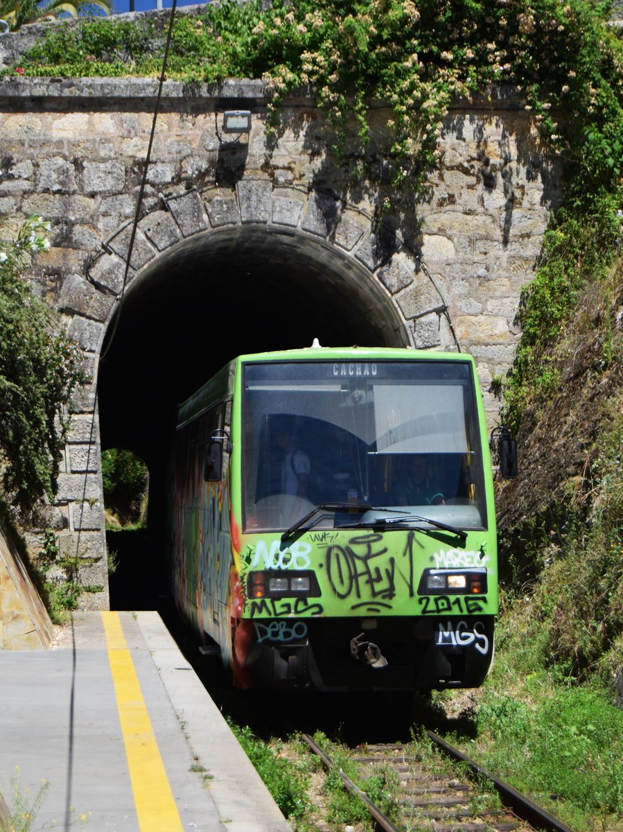 Dieser Triebzug der Baureihe LRV2000 fährt als Pendelzug zwischen Carvalhais und Cachao entlang dem Tua Tal. Etwa in der Mitte dieser Strecke befindet sich die Stadt Mirandela. An der Ausfahrt dieses Tunels befindet sich der Haltepunkt Tarana, etwa 500 Meter vor dem Bahnhof Mirandela. Am 07.06.2017 verlies fuhr dieser Triebzug den Mirandela Tunnel und fuhr im Haltepunkt Tarana ein.