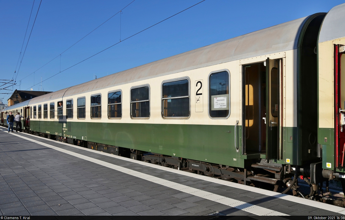 Dieser UIC-Z-Wagen (DR) mit der Bezeichnung  Bom <sup>280.1</sup>  (51 80 21-50 146-6 D-DB) war u.a. im  Halloren-Express  eingereiht und steht in Halle(Saale)Hbf auf Gleis 7 zur Rückfahrt bereit.

🧰 DB Regio Südost
🚂  Halloren-Express  Halle(Saale)Hbf–Greiz
🕓 9.10.2021 | 16:38 Uhr
