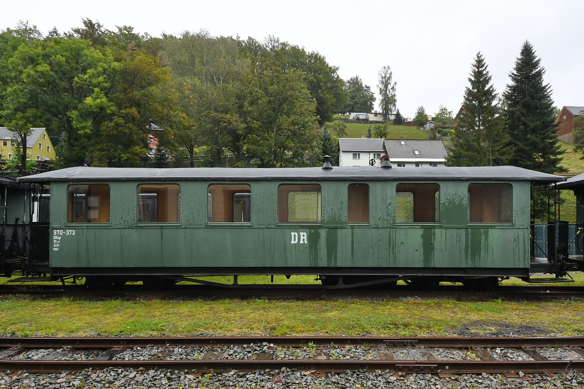Dieser vierachsige Personenwagen KB4trp (970-617) ist auf dem Gelände des sächsischen Schmalspurbahnmuseums Rittersgrün zu sehen. (September 2020)