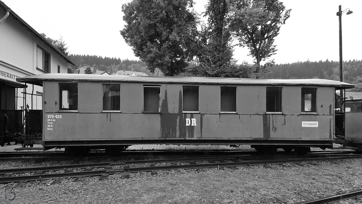 Dieser vierachsige Personenwagen KB4trp (970-623) ist auf dem Gelände des sächsischen Schmalspurbahnmuseums Rittersgrün zu sehen. (September 2020)