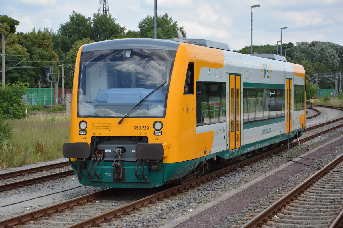 Dieser VT 650 (650.739) steht abgestellt am Bahnhof Rathenow. Aufgenommen am 26.06.2016.
