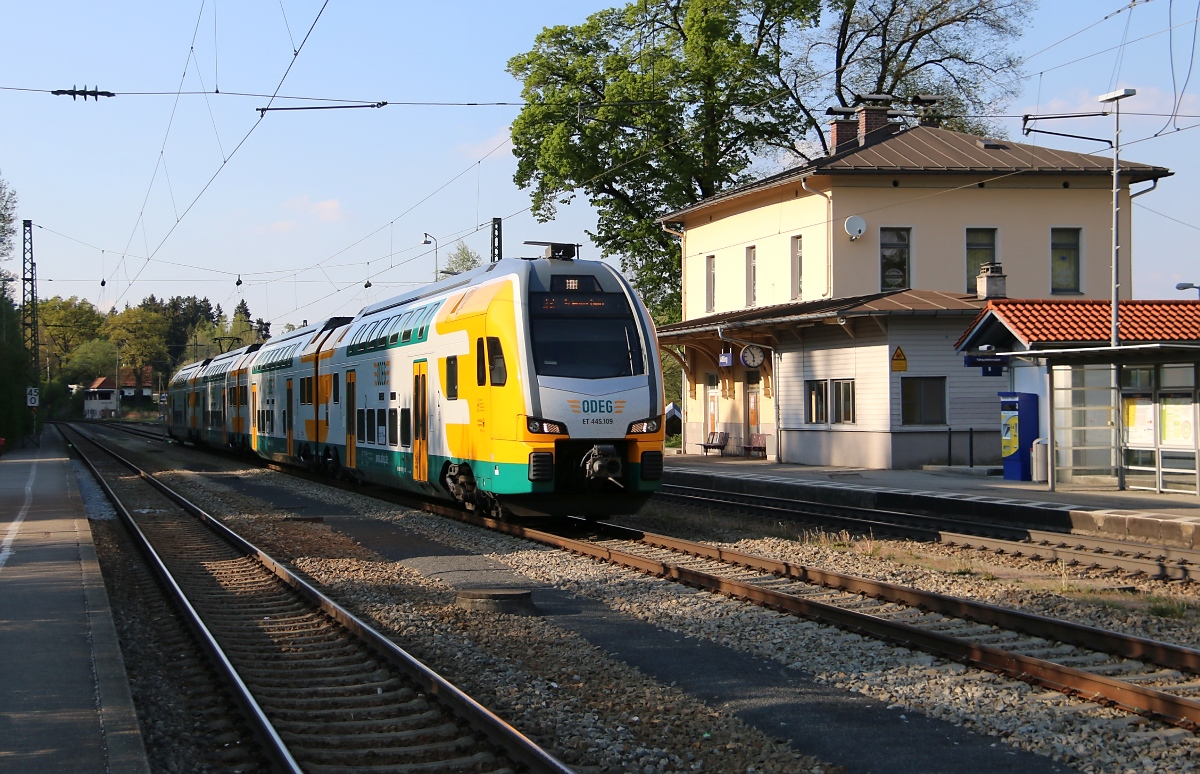  Dieser Zug fährt für Meridian , war auf kleinen Schildchen im ET 445.109 der ODEG zu lesen, der am 24.04.2014 aus Richtung München durch Aßling kam.