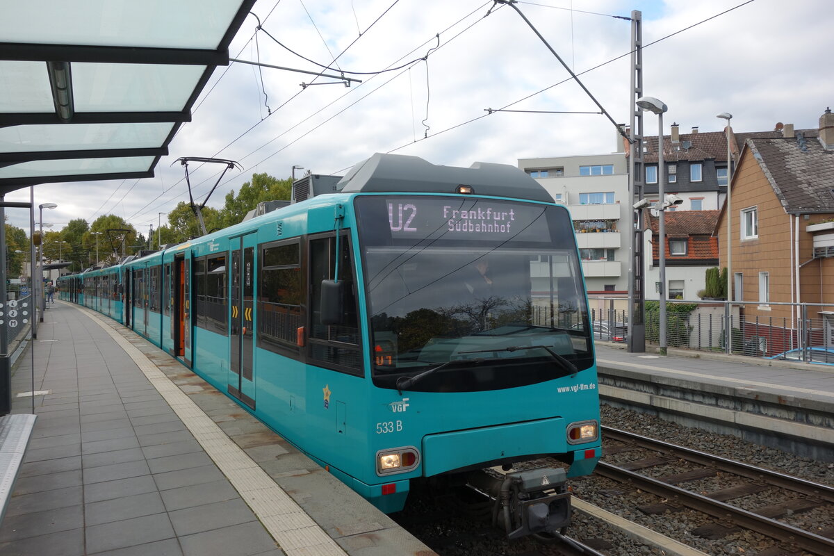 Dieser Zug der U2 nach Frankfurt Südbahnhof, wartet am 14.10.2025 in Bad Homburg vor der Höhe, Gonzenheim(U),auf seine Abfahrt.