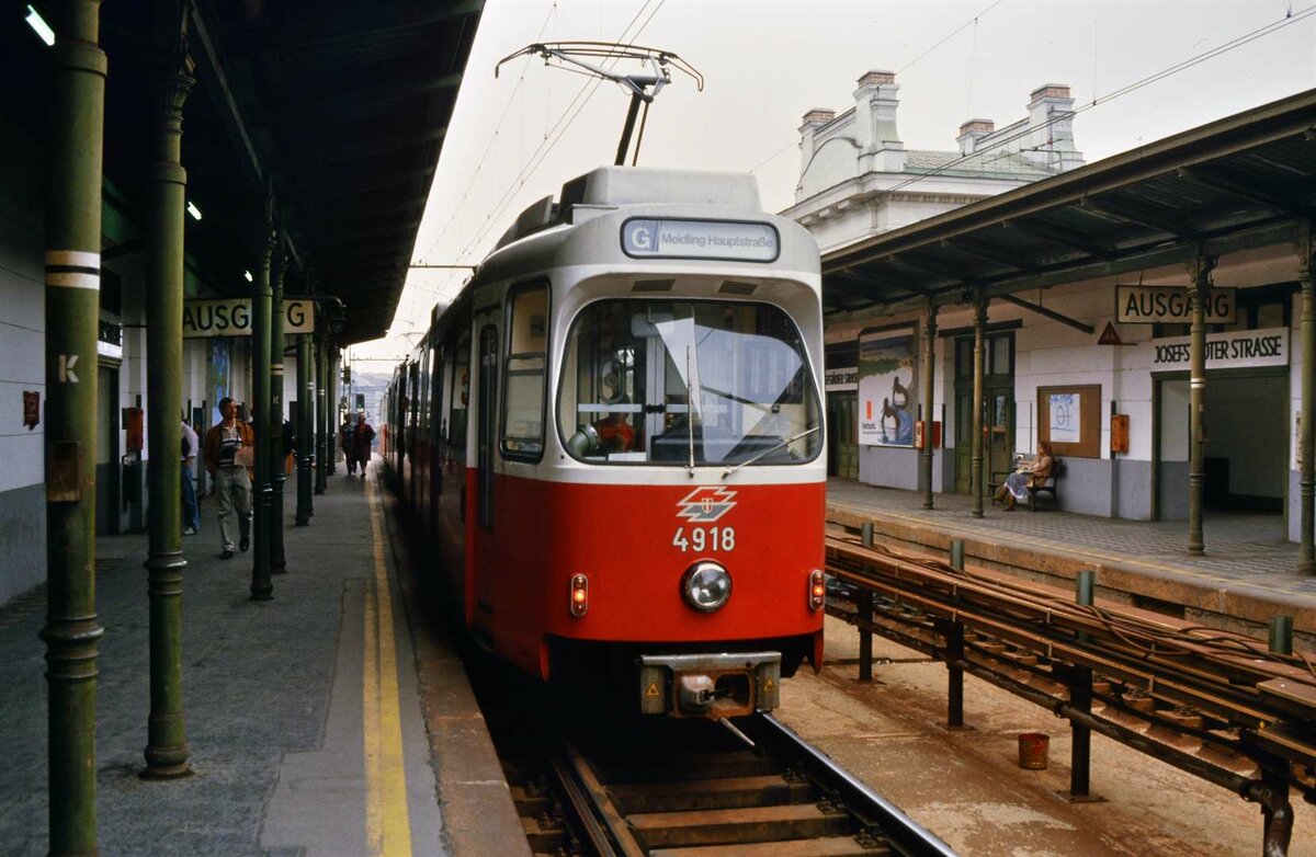 Dieser Zug der Wiener Elektrischen Stadtbahn (WESt) war 1984 noch relativ neu und TW 4918 (E6) zeigte sich stolz seiner Umwelt (15.08.1984) 