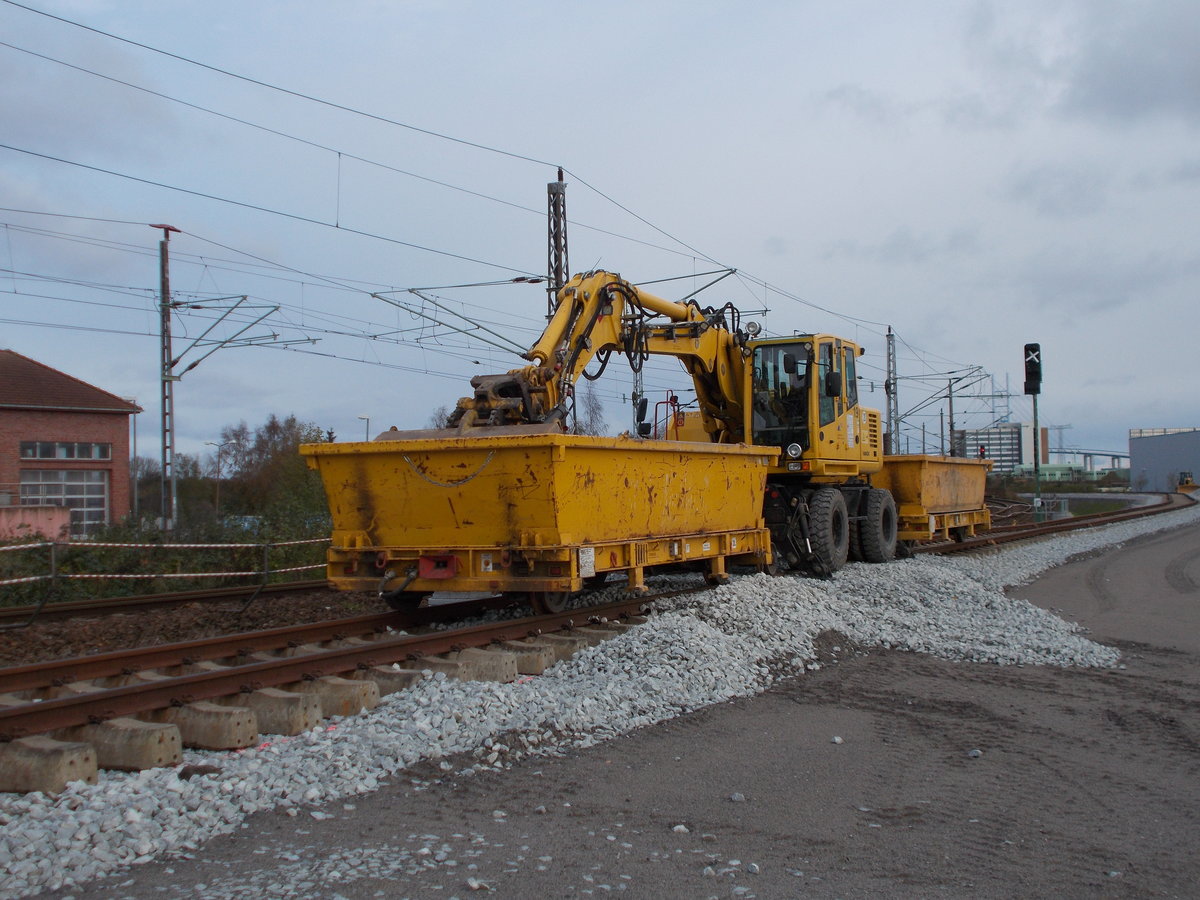 Dieser Zweiwegebagger zählt zu den ersten Fahrzeugen,die auf dem zukünftigen Zufahrtsgleis zum Stralsunder Frankenhafen bereits fahren dürfen.Aufnahme vom 29.Oktober 2017.