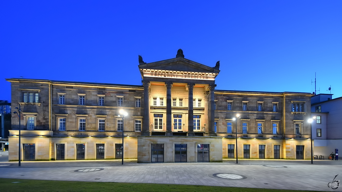 Dieses 1848 im klassizistischen Stil erbaute Empfangsgebäude war der Bahnhof der bis 1929 bestehenden Stadt Elberfeld und ist heute eines der ältesten seiner Art. (Hauptbahnhof Wuppertal, Februar 2021)