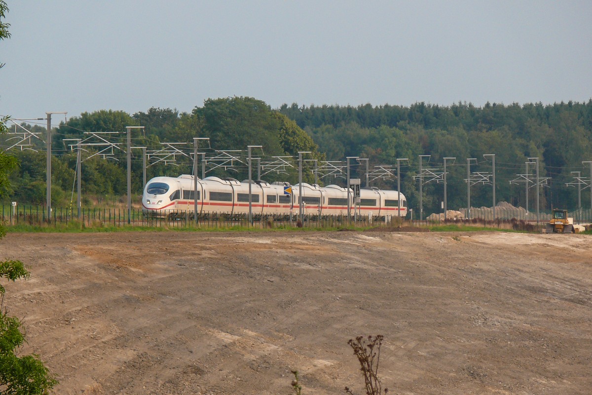 Dieses Bild vom 11/08/2009 zeigt einen deutschen ICE Bruxelles-Midi - Frankfurt auf der kürzlich freigegebenen neuen Hochgeschwindigkeitsstrecke zwischen Lüttich und Aachen, hier bei Astenet kurz vor der Einmündung auf die alte Strecke.
