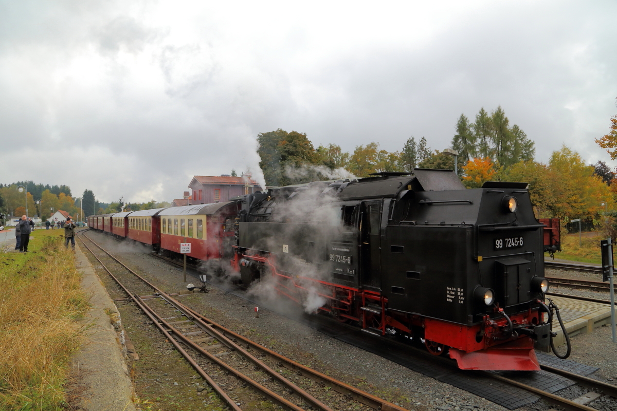 Dieses Bild von 99 7245 mit P 8920 (Nordhausen Nord - Brocken), aufgenommen am 17.10.2015 im Bahnhof Benneckenstein, zeigt, welche doch recht langen Züge von den Neubau-Dampfloks über die anspruchsvollen Steigungen des Harzes geschleppt werden.