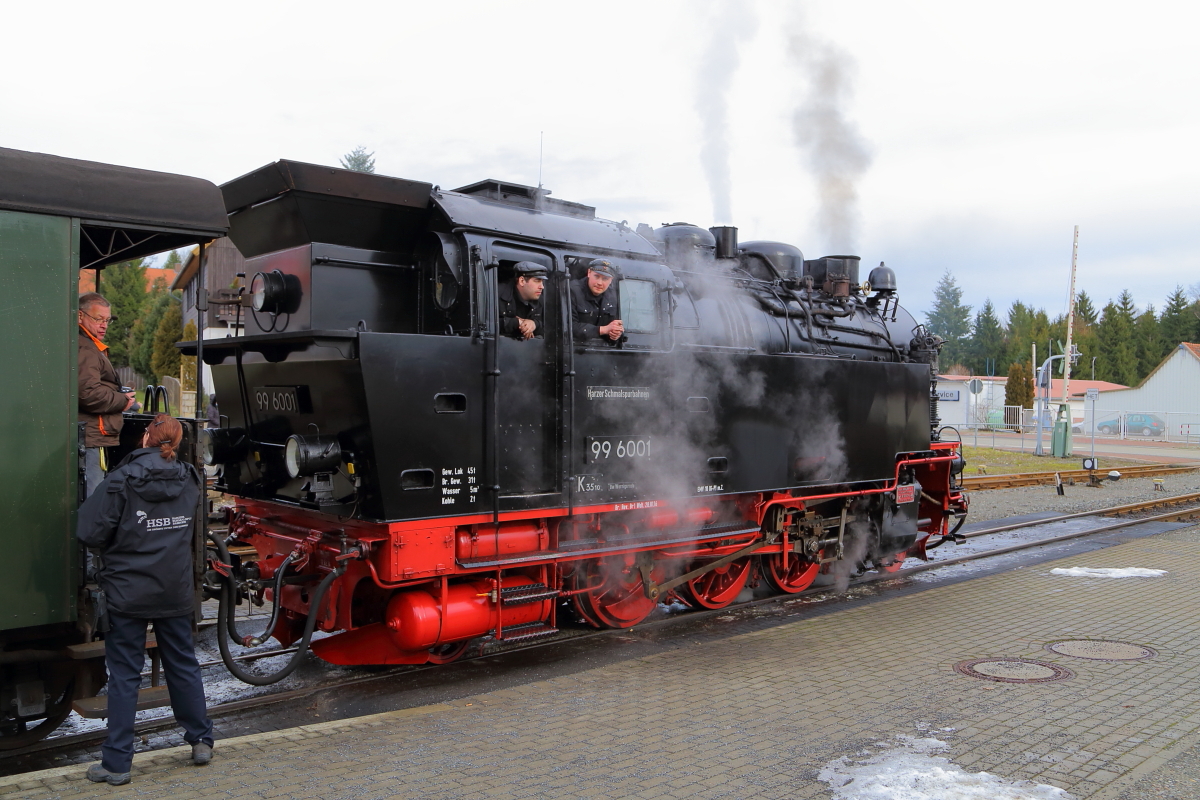 Dieses Bild, aufgenommen am 07.02.2016  im Bahnhof Benneckenstein, stellt auch mal die vier wichtigsten Leute unserer Sonderfahrt vor. Neben dem Lokpersonal, sind es Reiseleiter und Zugführerin, die sich um den reibungslosen, sichereren und interessanten Ablauf der Fahrt kümmern und dafür sorgen, daß jede der Fahrten zu einem absoluten Erlebnis wird. Hierfür ein ganz großes Dankeschön!