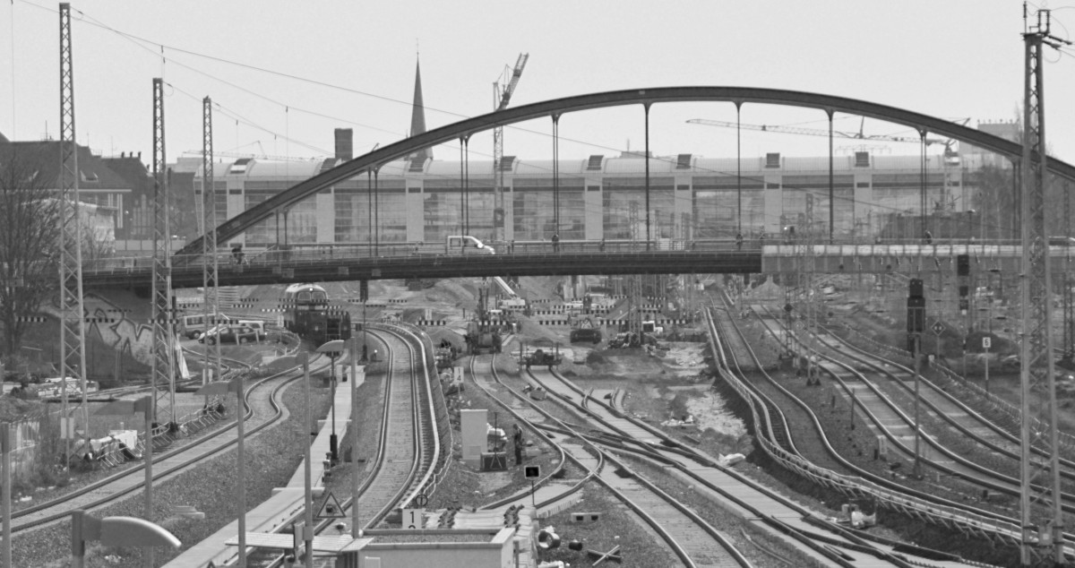 dieses Bild aufgenommen am 21.03.2014 möchte ich in s/w abbilden . hier ist die Umbauphase vom Bahnhof Warschauer Straße zu sehen der zum Gesamtprojekt Ostkreuz gehört. machen wir mal ein Bild in 2015 !?