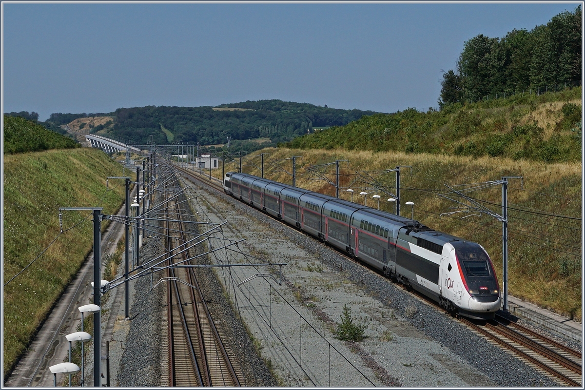 Dieses Bild, etwas gezoomt und reichlich zugeschnitten zeigt den SNCF TGV 4712, unterwegs als TGV 9896 von Montpellier nach Luxembourg, beim Erreichen des Bahnhof Belfort-Montbéliard und im Hintergrund den 816 Meter langen Viaduc de la Savoureuse.

23. Juli 2019