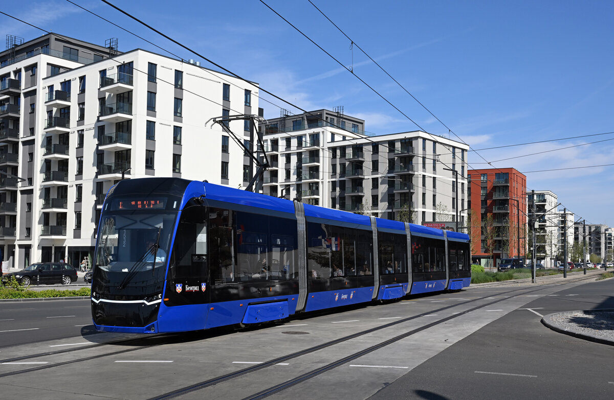 Dieses Bild spiegelt das moderne Belgrad des 21. Jahrhundert wieder, und zeigt den fabriksneuen Bozankaya Triebwagen 1532 als Linie 13 (Banovo brdo nach Blok 45) nahe der Haltestelle Palata pravde vor den Neubauten des neuen Stadviertles Belgrade Waterfront.
